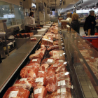 Imatge d’arxiu de productes carnis en un supermercat.