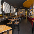 Imatge del pub Maracas, al carrer Bonaire, que ahir va obrir l’interior del local amb llicència de bar.