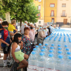 Imatge del repartiment de garrafes d’aigua que va dur a terme ahir l’ajuntament de Bovera.