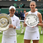 La australiana Asleigh Barty, ganadora de Wimbledon, junto a Karolina Pliskova, finalista.