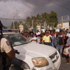 Cientos de haitianos piden visados para huir a EEUU.