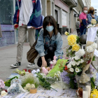 Una mujer deposita flores en la zona donde murió Samuel.