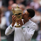 Novak Djokovic besa el trofeo del torneo de Wimbledon que ha conquistado en seis ocasiones.