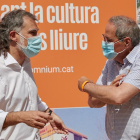 El presidente de Òmnium, Jordi Cuixart, saludando al expresident Quim Torra en el acto de ayer.