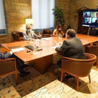 El president Aragonès i els consellers Argimon i Elena durant la reunió extraordinària de la comissió delegada en matèria de covid-19 per establir noves restriccions a l'entorn de la pandèmia.