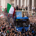 La selecció ‘azzurra’ va recórrer els carrers de Roma amb un bus descobert davant de milers de ‘tiffosi’.