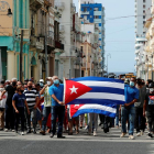 Un grup de persones protesta als voltants del capitoli cubà, a l’Havana.