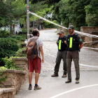 Els Agents Rurals informen a un visitant de Montserrat que no pot accedir a la zona del funicular de Sant Joan.