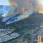 ACTUALIZACIÓ:46 dotacions dels Bombers, 11 aèries, ataquen el foc de Castellví de Rosanes, que ja ha afectat 20 hectàrees
