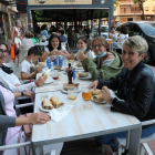 Un grup gaudeix de l’oferta en un dels establiments participants del Tasta la Fresca.
