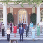 El nuevo Consejo de Ministros posando en la entrada del Palacio de la Moncloa para la tradicional foto de familia antes de su primera reunión tras la remodelación.