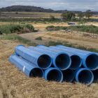 Tuberías a punto de soterrarse cerca de la planta potabilizadora de Ratera.