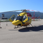 El nou helicòpter de rescat amb personal del SEM, a la Seu.