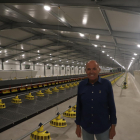 Josep Carrera, a les instal·lacions que acolliran 40.000 gallines.