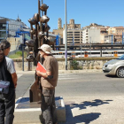 Los concejales David Melé y Sergi Talamonte hablan con el artista Miguel Ángel González.