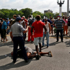 Un hombre permanece en el suelo antes de ser arrestado en una de las protestas del domingo en Cuba.
