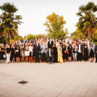 Foto de familia de los participantes en la cena solidaria que organizó la asociación Ap! Lleida, en el Palau de Margalef. 