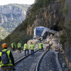 L’accident es va produir per un despreniment de roques que va empènyer la màquina fora de les vies.