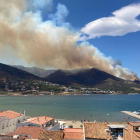 Espectacular vista general del incendio de Llançà visto desde El Port de la Selva.