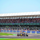 El vehículo de Max Verstappen, ayer durante la carrera sprint que definió la pole en Silverstone.