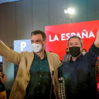Sánchez y Espadas saludan al público en el acto del PSOE de ayer.
