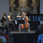 Alba Ventura i Laia Puig van actuar ahir al paranimf de la Universitat.