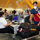 El lleidatà Saúl Craviotto, a l’aeroport en el moment d’embarcar cap a Tòquio.