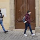 La condenada y su pareja el pasado 12 de noviembre a la salida de los juzgados de Cervera. 