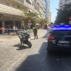 Policías de Marbella en la terraza del accidente.