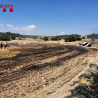 Imagen del fuego de Cubells que empezó en un coche, al fondo.