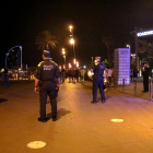Policías desalojando a personas en la playa de Barcelona. 