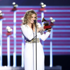 Mabel MIllán recogiendo su Grammy en 2017. 