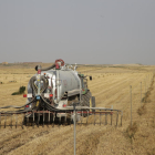 Aplicació de purins en una finca agrària de Lleida.