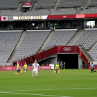 Las jugadoras de Suecia y Estados Unidos protestan contra el racismo en un estadio vacío.