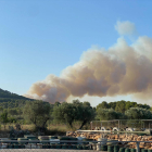Els Bombers treballen en un incendi al massís del Montgrí sobre una superfície de 20 hectàrees