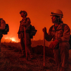 Los bomberos trabajando contra uno de los incendios de California.
