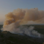 Un helicòpter sobrevolant ahir la zona del massís del Montgrí afectada per l’incendi.