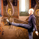 El ballarí Cesc Gelabert va ‘compartir’ escenari amb els querubins alats de les pintures de l’absis de Santa Maria d’Àneu.