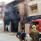 Efectivos de emergencias, ayer en el incendio registrado en la calle Casagualda del Secà de Sant Pere. 