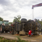 Efectius retirant ahir a l’L-303 el tractor accidentat que remolcava una empacadora.
