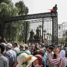 Soldados tunecinos a las puertas del Parlamento ante las protestas de ciudadanos por su suspensión. 
