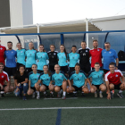 Jugadoras y staff técnico posan antes del primer entrenamiento de la jornada.