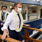 Macron con una corona de flores en su viaje a la Polinesia gala.
