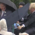 El vídeo de Boris Johnson peleándose con un paraguas: una escena digna de Mr. Bean