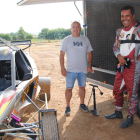 Nasser Al-Attiyah, junto a Delfí Lahoz y su nuevo Speed Car serigrafiado con su nombre.