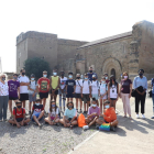 Los jóvenes que participaron ayer en la última jornada del campo de trabajo, en el exterior del Castell dels Templers de Gardeny.