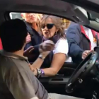 Manifestants recriminant al conductor la seua conducta.