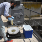 Un técnico toma muestras de agua de una de las depuradoras.