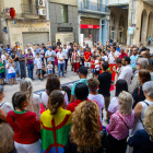 Unes 150 persones van acudir ahir a la plaça de la Paeria de Lleida, on la comunitat marroquina va commemorar les víctimes del terratrèmol amb un emotiu minut de silenci