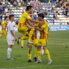 Els jugadors del Lleida s'uneixen en una pinya per celebrar el gol de Roger Figueras que empatava el partit i mantenia viu el Lleida.